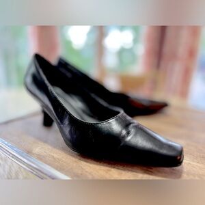 VILLAGER by Liz Claiborne Black Leather Kitten Heels